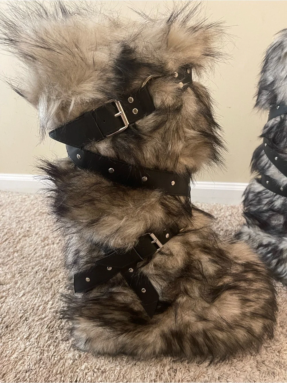 WILD INSTINCTS FAUX FUR BOOTS - OFF WHITE Sz 9